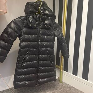 Kids Black Moncler coat size 5. Good condition.